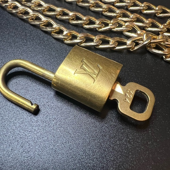 LOUIS VUITTON #324 Lock and LV Key with 22” Unbranded Chain Necklace - Picture 1 of 7